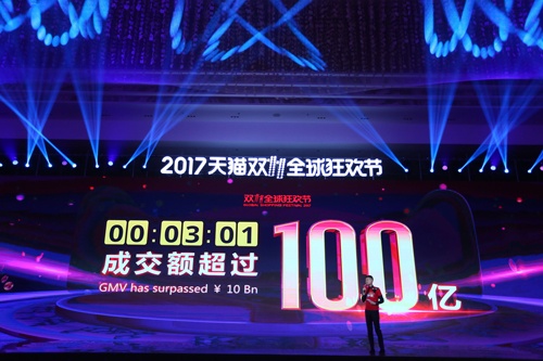 中国のネット通販が最も盛り上がる11月11日。2017年、アリババの通販サイト「天猫（Tmall）」は開始からわずか3分で、取引額が100億元（約1700億円）を突破した（写真：Imaginechina/アフロ）