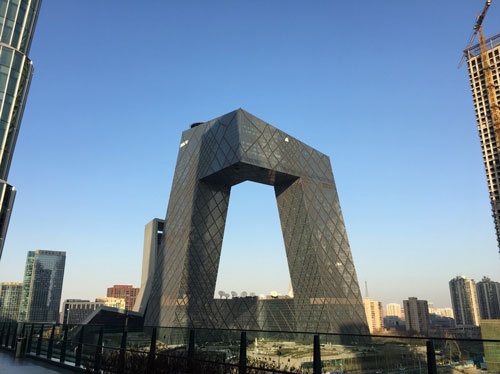 今冬の北京は青空が多い。北京のオフィス街「CBDエリア」から見た空もご覧のように青い(写真中央はCCTV=中国中央電視台の社屋、筆者撮影)