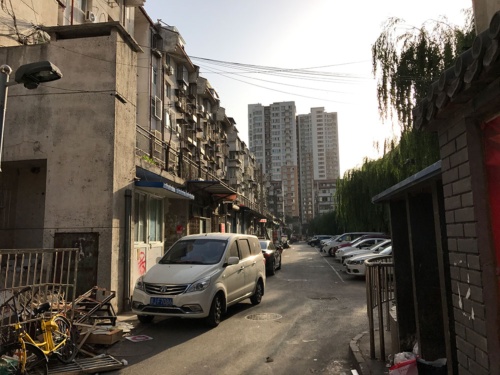 北京の北四環そばの団地「芍薬居北里」では、90年代建築の物件でも1億円近い値段が付く。北京市内の不動産は高すぎて結婚前の若者には手が出ない