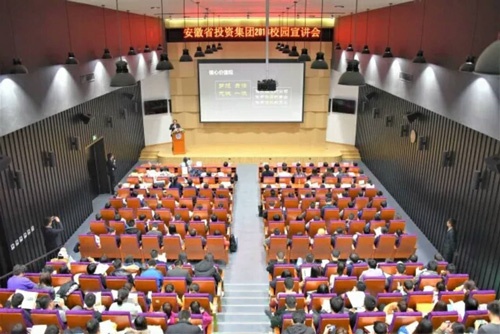 中国の名門大学、清華大学で開催された某国有企業の就職説明会（2017年11月、北京市内）
