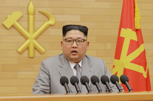 北朝鮮の金正恩朝鮮労働党委員長は1月1日の「新年の辞」で、平昌オリンピックへの参加意向を表明して韓国に揺さぶりをかけた（写真：KNS/KCNA/AFP/アフロ）