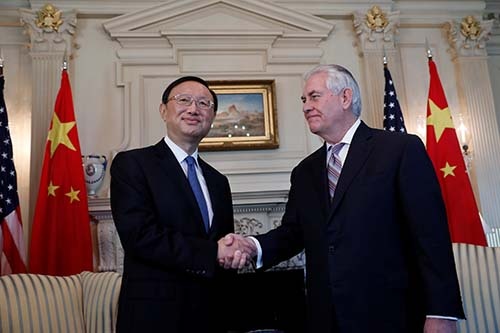 中国の楊潔篪国務委員（左）が訪米し、レックス・ティラーソン米国務長官（右）と会談。（写真：ロイター／アフロ）