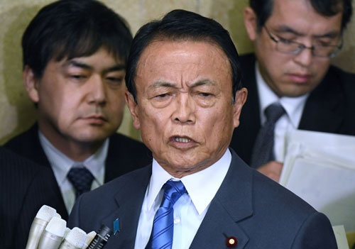 麻生太郎財務相は辞任を否定しているが、日本維新の会の松井一郎代表（大阪府知事）は3月14日、辞任は不可避との見通しを示した（写真：AFP/アフロ）