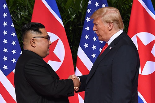 米朝首脳会談で米国のトランプ大統領と北朝鮮の金正恩朝鮮労働党委員長は固い握手を交わした（写真：AFP/アフロ）