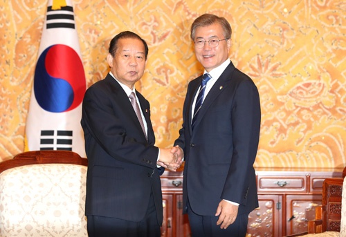 会談した自民党の二階俊博幹事長と韓国のムン・ジェイン大統領（写真：YONHAP NEWS/アフロ）
