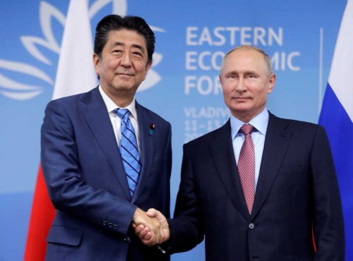 安倍首相とロシアのプーチン大統領が9月10日に首脳会談(写真:代表撮影/ロイター/アフロ)