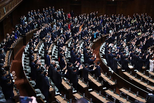 28日、臨時国会の冒頭で衆議院は解散した(写真=つのだよしお/アフロ)