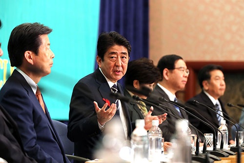 日本記者クラブが10月8日に主催した党首討論会に出席した安倍晋三首相ら。国民にとって重要であるはずの北朝鮮問題について、掘り下げた議論が行われることはなかった（写真：つのだよしお/アフロ）