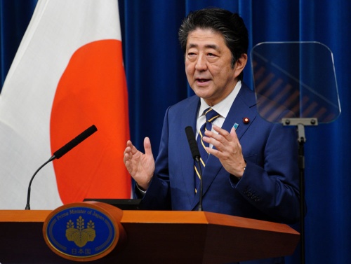 安倍首相の下、入管法改正が成立(写真:AP/アフロ)