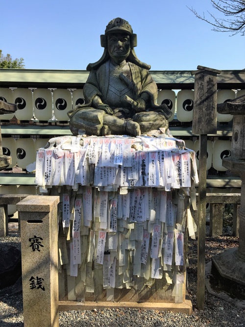大石神社の大石内蔵助石像(写真:殿村美樹、以下同)