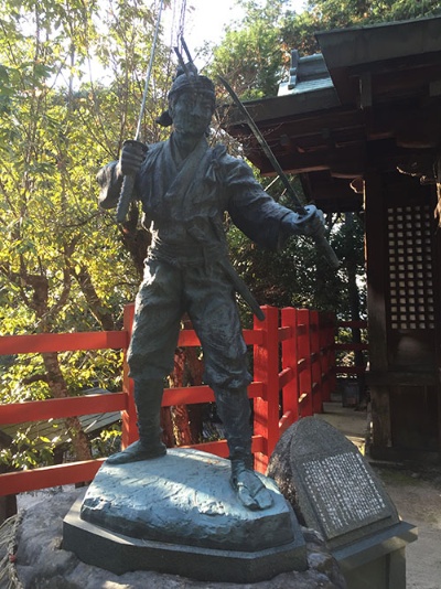 八大神社の宮本武蔵像
