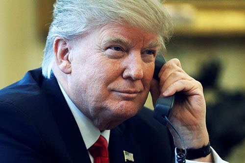 電話で会談をするトランプ米大統領（写真：ロイター/アフロ）