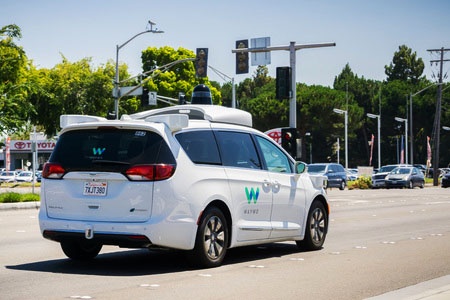 2017年8月、米シリコンバレーを走るWaymoの自動運転車。ベースとなっているクルマは、クライスラーのPacifica(パシフィカ)。(写真:unitysphere/123RF)