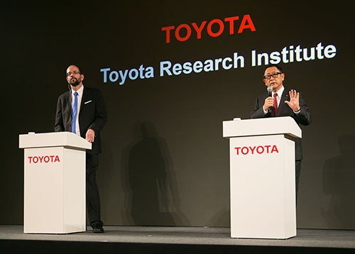 人工知能技術に関する先端研究、商品企画を目的として、2016年1月に米シリコンバレー（カリフォルニア州）に設立した、Toyota Research Instituteのギル・プラットCEO（左）とともに講演する、トヨタの豊田章男社長（右）。プラット氏は米国防高等研究計画局（DARPA）でプログラムマネジャーを務めた経験を持つ。（画像提供：トヨタ）
