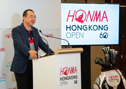 2018年9月13日、香港オープンゴルフでスピーチをする本間ゴルフの劉建国会長兼社長（写真=ユニフォトプレス）