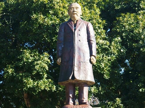 明治政府が「富国強兵」の道へと突き進まざるを得ない状況の中では「暗記教育」も必要であった。写真の銅像は、初代内閣総理大臣、伊藤博文。(写真:PIXTA)