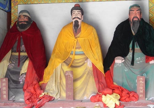 中国の明代に書かれた時代小説『三国志演義』の一場面（桃園結義の場面）を表現した像。中央が蜀の初代皇帝となる劉備（161～223年）。（写真：PIXTA）