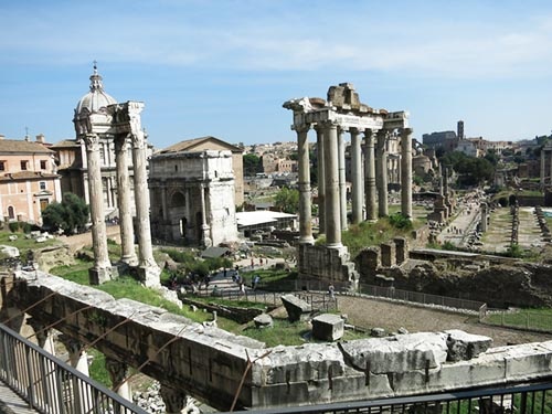 紀元前6世紀頃から紀元3世紀頃まで、古代ローマの政治・経済の中心地だった「フォロ・ロマーノ」の遺跡。（写真：PIXTA）