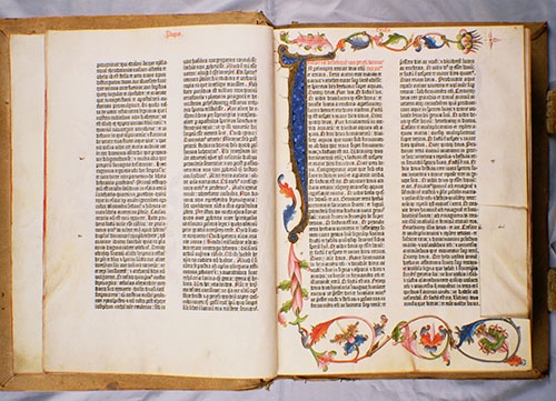 ヨハネス・グーテンベルク（1398年頃～1468年）が1455年、活版印刷により製作した聖書。印刷技術の発明は、人類の知の解放に計り知れない貢献をした。この後、聖書は大衆に普及していく。（写真：提供：Bridgeman Images/アフロ）