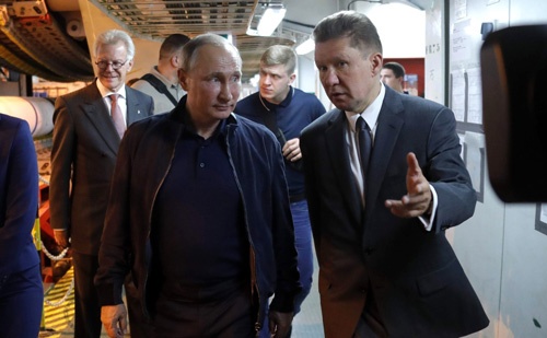 米国のロシアへの経済制裁は、欧州のエネルギー供給体制にも影響を与える可能性が大きい。写真はロシアのエネルギー大手ガスプロムの施設を視察するプーチン大統領(写真:Anadolu Agency/Getty Images)