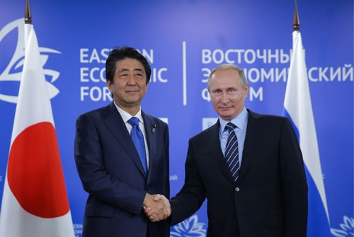 今年9月、ウラジオストクで開催された東方経済フォーラムで会談した安倍首相とプーチン大統領(写真=TASS)
