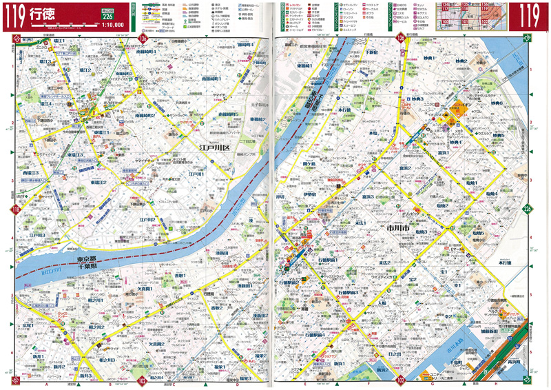 『街の達人 全東京 便利情報地図』こちらは1万分の1の「詳細地図」。情報量は多いが基本的に徒歩用。移動速度が速いクルマだとすぐにページから出てしまう。