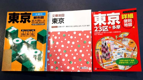 ビジネスパーソンのポケットやカバンに収まる文庫サイズの地図（古い順に、左から『文庫判 東京 都市図』、『文庫地図 東京』、『ハンディマップル 東京 詳細便利地図』）