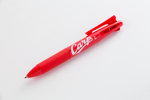 インクが全て赤色のボールペン（2015年の商品）。売れるかどうか分からないものがヒットする。