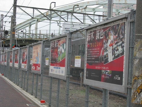 広島駅からスタジアムまでの道路には、16年に活躍した選手のパネルが飾られていた