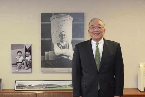 家族主義で選手を育てる松田オーナーは、球場内の執務室に自らの家族の古い写真を飾っている(写真:橋本真宏)