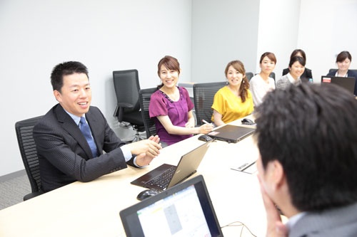 「完コピ」の映像を見て話し合うジャパネットホールディングス髙田旭人社長とスタッフ(写真:鈴木愛子)