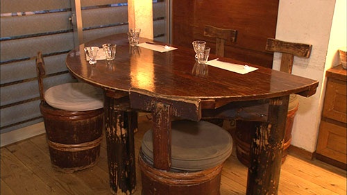 店内の椅子やテーブルには日本酒づくりの道具を再利用