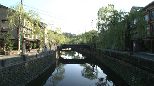 <b>「城崎温泉」DATA</b><br /> ・旅館数 80軒(その他に外湯が7カ所)<br /> ・年間集客数 96万1000人(2015年4月~16年3月)<br />