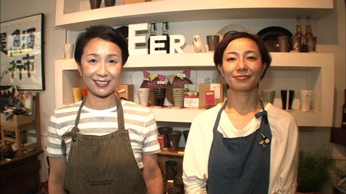 姉の章代さん(左)と妹の伊佐子さんが二人三脚で活躍中