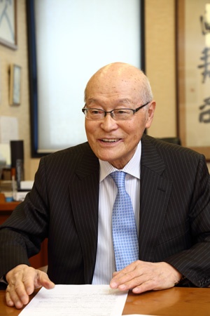 <b>小嶋淳司(こじま・あつし)</b><br /> 1935年和歌山県生まれ。高校在学中に家業の雑貨店を引き継ぎ、店主となる。58年、22歳で同志社大学経済学部に入学し、商売を学ぶ。卒業後、1年間にわたる寿司の修業を経て、63年に大阪・十三にがんこ寿司を開店。80年に社名を現在のがんこフードサービスに変更し、2005年に同社会長に就任。寿司の他にも炉端焼き、和食店、古い屋敷を改装した店舗など、関西地方を中心に約96店を展開している(写真:大亀京助、以下同)