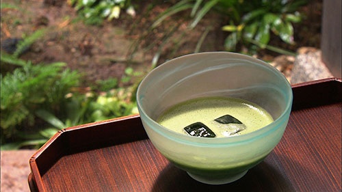 夏に嬉しい水で泡立つ抹茶
