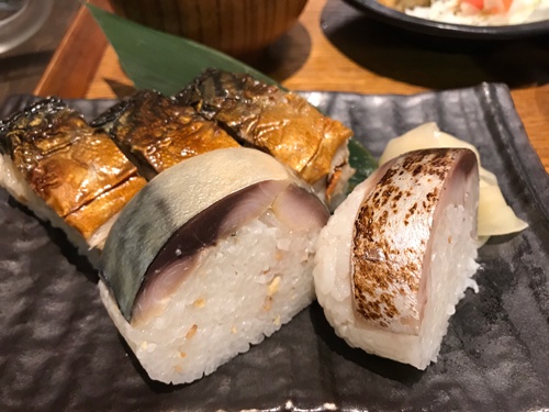 3種類のサバ寿司を楽しむことができる定食が人気