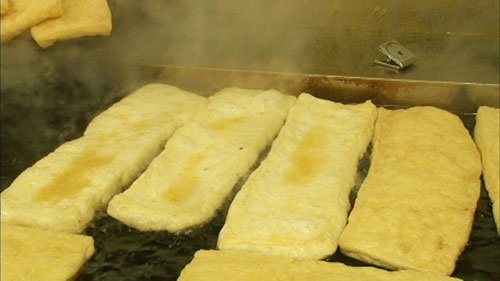 揚げ豆腐は創業以来、手作業で揚げている