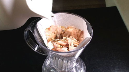 お湯を注ぐだけで簡単に出汁が取れます