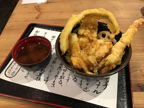天ぷらを「のせ放題！」の天丼