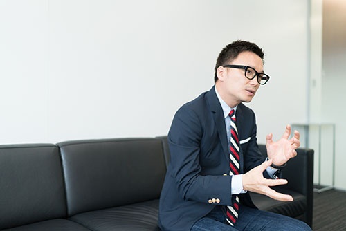 「真面目で面白くないリーダーには誰もついていかない」と石川社長(写真:菅原ヒロシ)