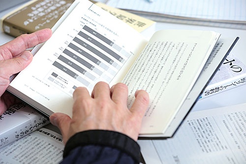 星野代表は持論を述べた書籍を引用しながら議論を進めた(写真:鈴木愛子、以下同)
