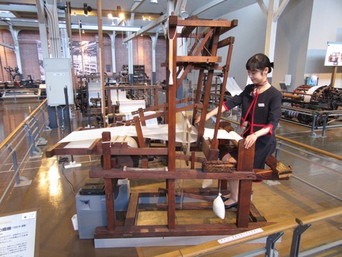 トヨタ産業技術記念館の繊維機械館に展示されている豊田式木製人力織機（複製）（画像：トヨタ産業技術記念館）