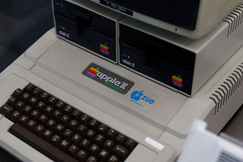 Apple Ⅱは、本体にキーボードが付属していた。フロッピーディスク用のドライブやディスプレーなども販売された。データの入出力が可能となったことでゲームやプログラムのやり取りが盛んになったといわれている（写真：Shutterstock）