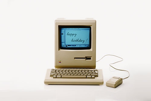 MacintoshはデスクトップPCだが、持ち運ぶことも想定され、キャリングケースも用意されていた。ただ本体だけで7.5kgあり、実際に持ち運ぶには重かった（写真：Shutterstock）