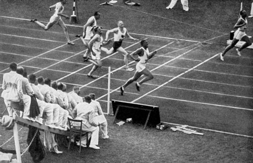 ベルリンオリンピック男子100メートル走決勝。米国代表として出場したジェシー・オーエンスは見事優勝し、短距離種目と走り幅跳びなどで計4つの金メダルを手にすることとなった。彼の活躍を支えたシューズはダスラー兄弟商会のものだ（写真：ユ ニフォトプレス）
