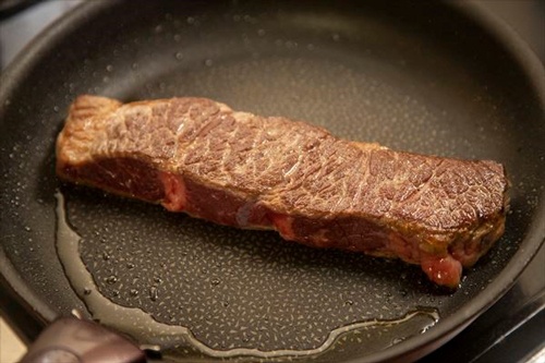 肉によって弾力や焼き目のつき方など、火の入り方はまったく異なる。調理者は常に肉を触って研さんを怠るべからず