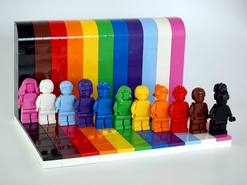 ブロック玩具「レゴ」もLGBTQをモチーフにした商品を販売。知育玩具の枠組みを超え、性や人種などの差別や分断なき世界にしたいというメッセージ性のあるアイテムだ