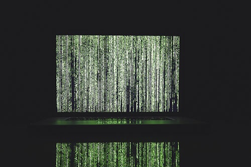 情報流出の先には、ダークウェブへのアクセスハブにされてしまったり、遠隔操作により犯罪の片棒を担がされたりする可能性もある