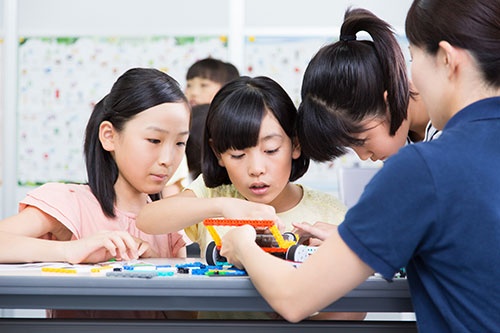 化学実験塾やプログラミング教室など学校外での活動でSTEM教育を受ける場も増えつつある。中でも、玩具のLEGO（レゴ）ブロックやゲームのMinecraft（マインクラフト）などが人気だ（写真：PIXTA）